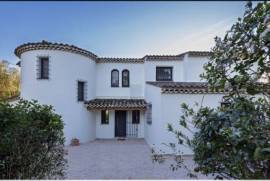 Detached House with Pool in Landscaped Garden