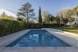 Detached House with Pool in Landscaped Garden