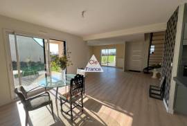 Contemporary Detached House with Garden