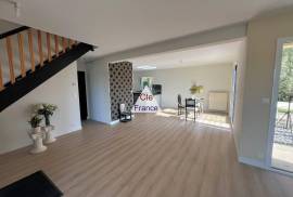 Contemporary Detached House with Garden