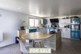 Contemporary House with Guest Accommodation Contemporary House with Guest Accommodation