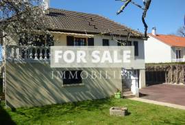 Detached House with Landscaped Mature Garden