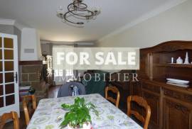 Detached House with Landscaped Mature Garden