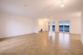 Glamour & Elegance: Exclusive 3-room Penthouse next to Winterfeldtplatz in Shoneberg