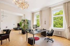 Ready to move: 5-room apartment with sauna and balcony near the KaDeWe