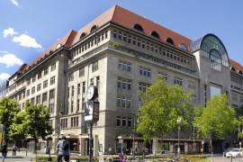 Ready to move: 5-room apartment with sauna and balcony near the KaDeWe