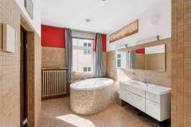 Ready to move: 5-room apartment with sauna and balcony near the KaDeWe