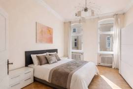 Ready to move: 5-room apartment with sauna and balcony near the KaDeWe