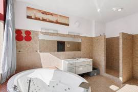 Ready to move: 5-room apartment with sauna and balcony near the KaDeWe