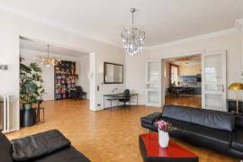 Ready to move: 5-room apartment with sauna and balcony near the KaDeWe