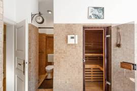 Ready to move: 5-room apartment with sauna and balcony near the KaDeWe