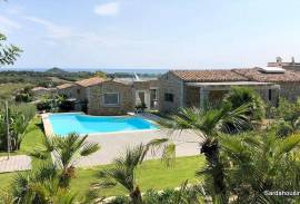 Villas with pool close to the  beach