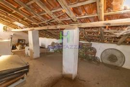 2 bedroom house, with annexes and backyard, in the heart of Praia da Luz - Lagos