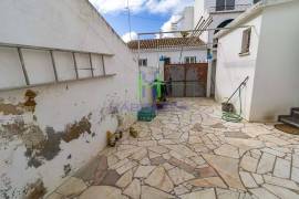 2 bedroom house, with annexes and backyard, in the heart of Praia da Luz - Lagos