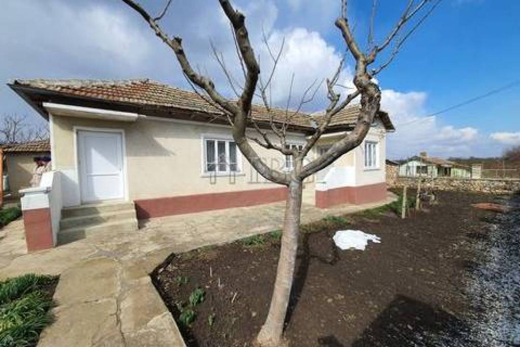 Ländliches 2-Bett-Haus mit Gästehaus und großem Grundstück, 25 Autominuten zum Strand