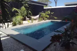 Lovely pool home close to center!