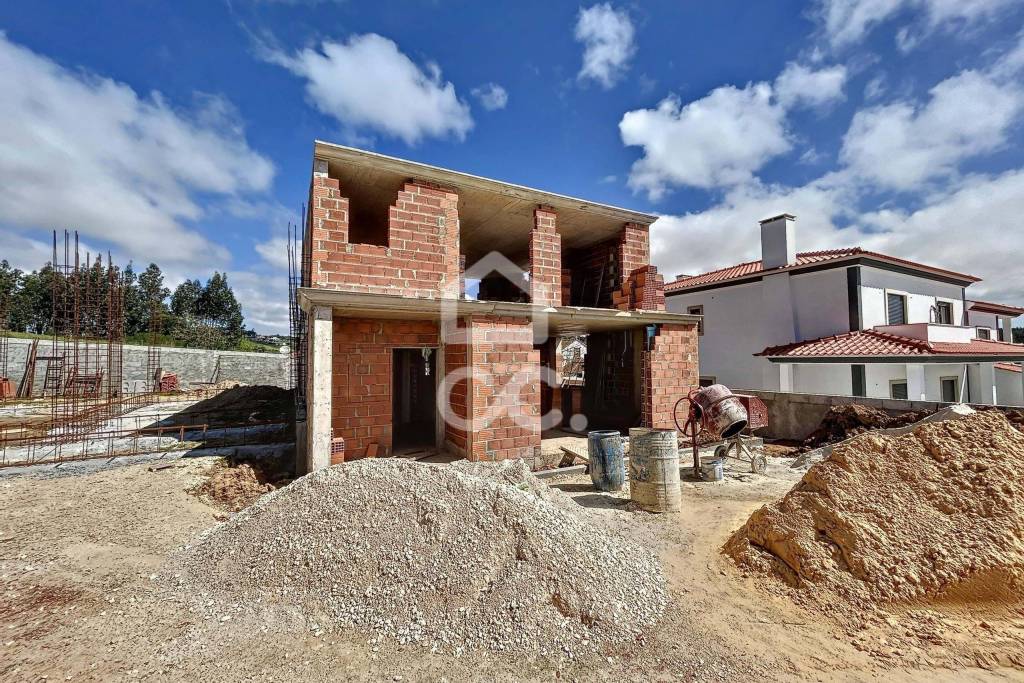 House T4 inserted in gated community