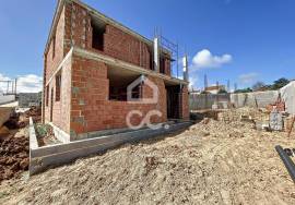 House T4 inserted in gated community