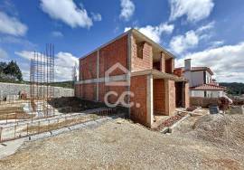 House T4 inserted in gated community