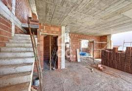 House T4 inserted in gated community