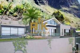 4 bedroom villa with pool and sea view