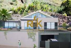 4 bedroom villa with pool and sea view