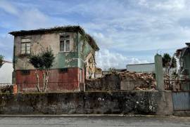 House in Ruin - Loureiro