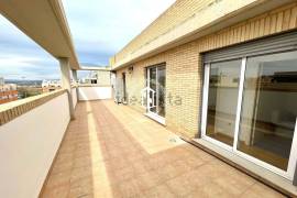 Penthouse in Nou Benicalap with common pool areas