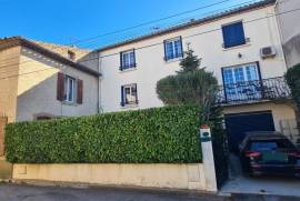 Pleasant Set Of 2 Village Houses Offering Main House Of 180 M2, Independent Gite Of 50 M2, Garage And Courtyard. Quiet Location