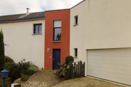 Modern Detached House with Garden Modern Detached House with Garden