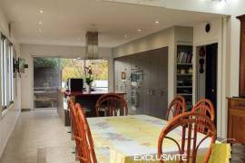 Modern Detached House with Garden Modern Detached House with Garden