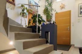 Modern Detached House with Garden Modern Detached House with Garden