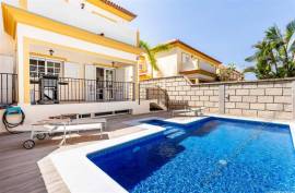 5 Bed 3 Bath Villa with Pool For Sale, El Madronal, Costa Adeje 895,000€