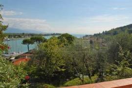 Villa with beautiful sea view and garden located a short distance from the village of Bocca di Magra and the sea
