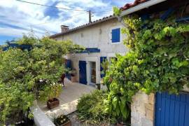 €206700 - Beautiful Charentaise House with a Pleasant Private Courtyard