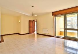3 bedroom apartment in Espinho with privileged location