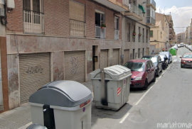 Commercial premises, with 4 doors to the street, ideal to transform into 2 homes in Elche.