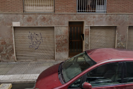 Commercial premises, with 4 doors to the street, ideal to transform into 2 homes in Elche.