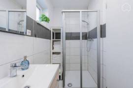 helles, schönes Zimmer mit eigenem kleinen Badezimmer nähe Kurt-Schumacher-Platz