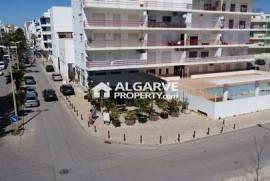 Espace commercial situé à seulement 50 mètres de la plage de Quarteira, dans l'Algarve
