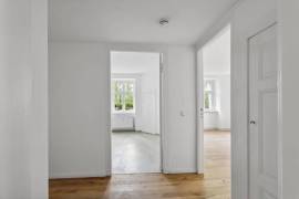 Ready to move! Newly renovated 2-room apartment close to Schlossstrasse!