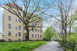 Ready to move! Newly renovated 2-room apartment close to Schlossstrasse!