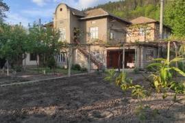 Very well maintaind 2-storey house 110m2, garage, sumer kitchen, outbuilding, 1 hour to Varna