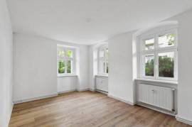 Ready to move! Newly renovated 2-room apartment close to Schloßstraße!