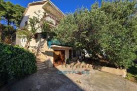 Trogir, elegant family house with a nice view and very close to the sea, 283 m2