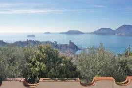 Semi-independent with terrace, garden, garage, parking spots and panoramic view over the Gulf of Poets in Lerici