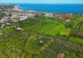 21 hectare farm 3.5 km from Praia da Luz and Burgau, with hotel/resort project