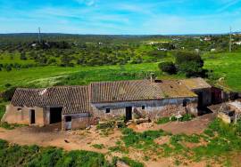 Land with 21 hectares and Ruin in Luz, Lagos