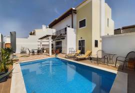 Beautiful 3 bedroom semi detached villa with pool, garage and terraces