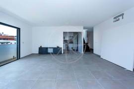 Town Centre Contemporary 4 Bedroom Penthouse Apartments
